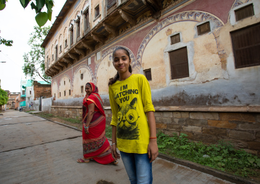 Indian women in front of an old historic haveli, Rajasthan, Nawalgarh, India