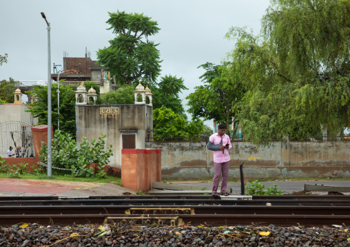 Indian man waiting in a train station, Rajasthan, Laxmangarh, India