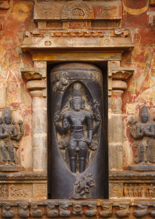 Carving Of Lord Shiva In A Lingam At The Bottom Of A Tower In The Airavatesvara Temple, Darasuram, India