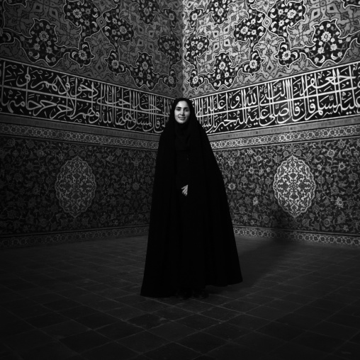 Iranian veiled woman inside sheikh lotfollah mosque, Isfahan province, Isfahan, Iran