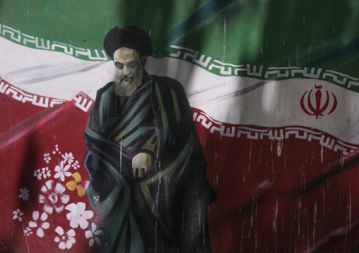 Propaganda sign with ayatollah khomeini on the wall of the former u.s. embassy, Shemiranat county, Tehran, Iran