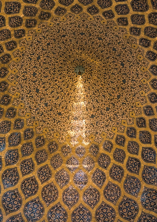 The dome of the masjed-e Sheikh Lotfallah with its peacock tail effect, Isfahan Province, Isfahan, Iran