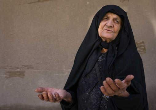 An Elderly Iranian Shiite Woman During The Chehel Manbar Ceremony One Day Before Ashura, Lorestan Province, Khorramabad, Iran