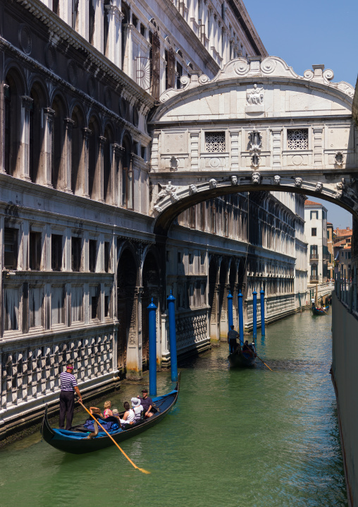 Gondola under the bridge of sighs, Veneto Region, Venice, Italy