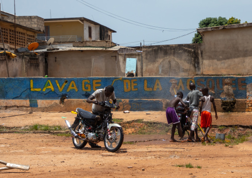 Car and motorbike wash, Région des Lacs, Yamoussoukro, Ivory Coast