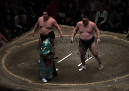 Sumo wrestling in the ryogoku kokugikan sumo arena, Kanto region, Tokyo, Japan