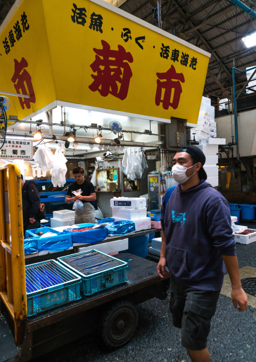 Workers in tsukiji fish market, Kanto region, Tokyo, Japan
