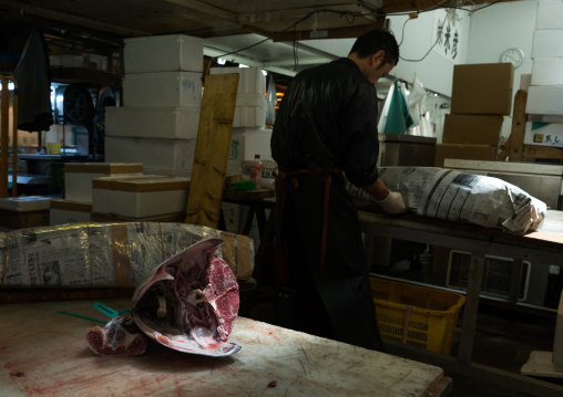 Vendor packing tuna in tsukiji fish market, Kanto region, Tokyo, Japan