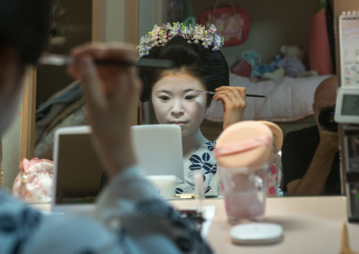 16 Years old maiko called chikasaya during a make up session, Kansai region, Kyoto, Japan