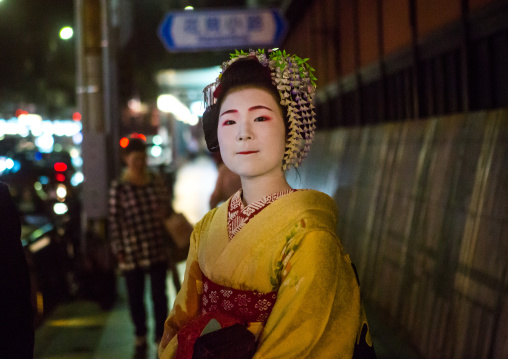 Geisha in the streets of gion, Kansai region, Kyoto, Japan