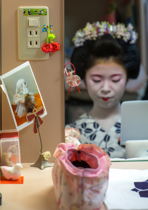 16 Years old maiko called chikasaya during a make up session, Kansai region, Kyoto, Japan