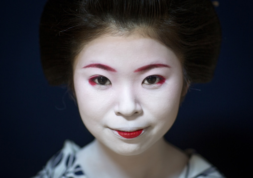 Portrait of a 16 years old maiko called chikasaya, Kansai region, Kyoto, Japan