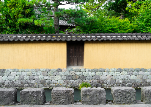 Traditional japanese style fence in Nagamachi samurai quarter, Ishikawa Prefecture, Kanazawa, Japan