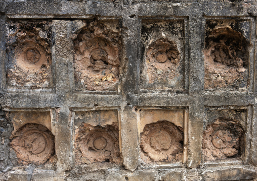 Former place to put chinese plates as decoration on ancient muslim graves, Lamu County, Manda island, Kenya