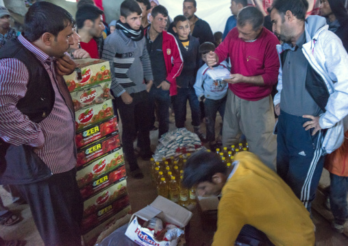 Yezedi Refugees From Sinjar Sharing Food, Duhok, Kurdistan, Iraq