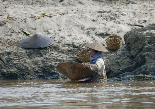 Gold panning on mekong river, Houei xay, Laos