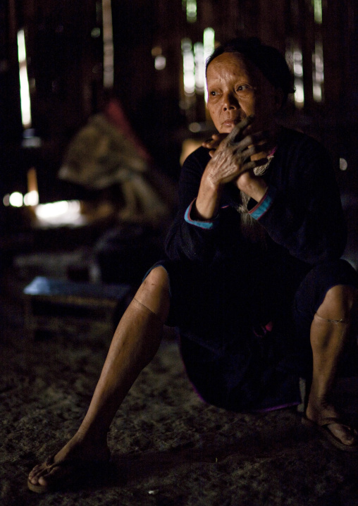 Lantaen minority woman in her hut, Nam deng, Laos