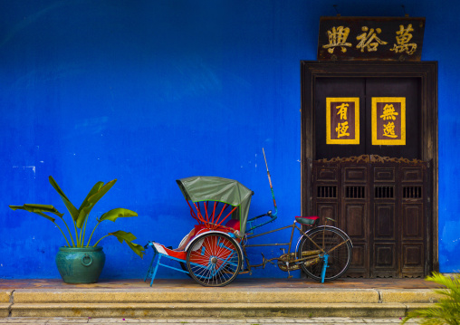 Bicycle Rickshaw In Front Of The Cheong Fatt Tze Chinese Mansion, George Town, Penang, Malaysia