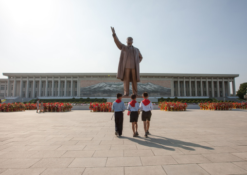 North Korean pioneers in front of the Kim il Sung statue in Mansudae Grand monument, Pyongan Province, Pyongyang, North Korea