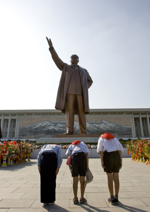 North Korean pioneers bowing in front of the Kim il Sung statue in Mansudae Grand monument, Pyongan Province, Pyongyang, North Korea