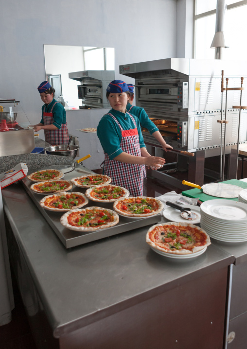 North Korean pizzeria cook in an italian restaurant, Pyongan Province, Pyongyang, North Korea