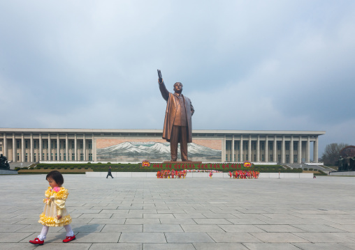 North Korean girl in front of Kim il Sung statue in the Grand monument on Mansu hill, Pyongan Province, Pyongyang, North Korea