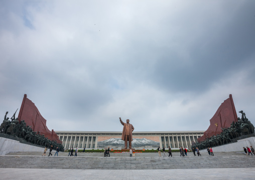 Kim Il-sung statue in Mansudae monument, Pyongan Province, Pyongyang, North Korea