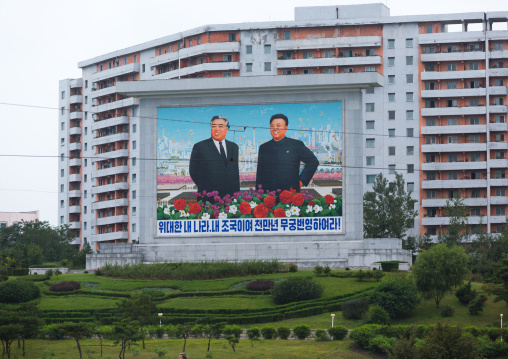 Kim il Sung and Kim Jong il on a propaganda fresco in the city saying my great country my homeland, Pyongan Province, Pyongyang, North Korea