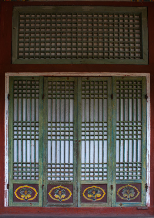 Door in the former royal villa of Ri Song Gye founder of the choson dynasty, South Hamgyong Province, Hamhung, North Korea