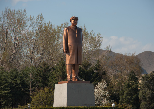 Dear leader Kim il Sung statue on main square, North Hamgyong Province, Chongjin, North Korea