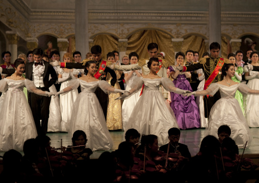 North Korean artists performing eugene oneguine alexandre pouchkine's opera, Pyongan Province, Pyongyang, North Korea