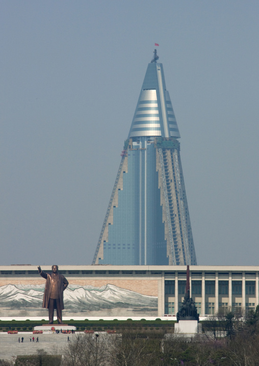 Kim il Sung statue in front of the pyramid-shaped Ryugyong hotel, Pyongan Province, Pyongyang, North Korea