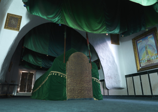 Emerald Draperies And Coffin Coverd By Emerald Mercery Inside Of Bin Ali Tomb, Near Salalah, Oman