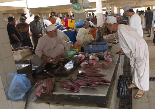 Seller Dealing Buyer In Muscat Fish Market, Oman