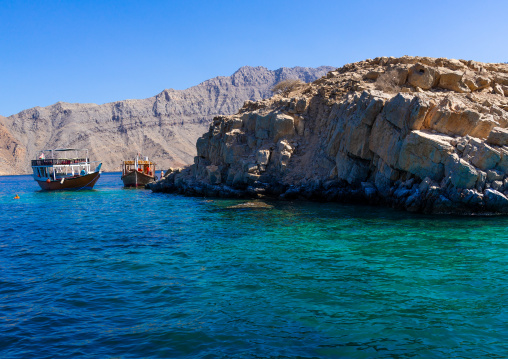 Tourists snorkelling in telegraph island, Musandam Governorate, Khasab, Oman