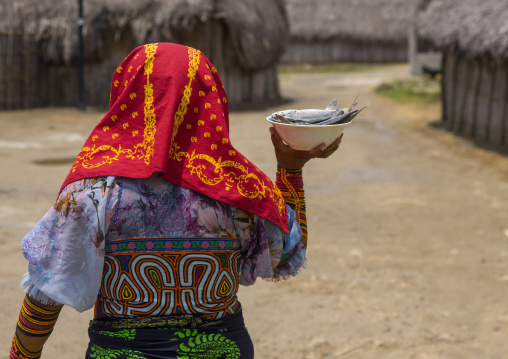 Panama, San Blas Islands, Mamitupu, Kuna Indian Woman Carrying Fish In A Bowl