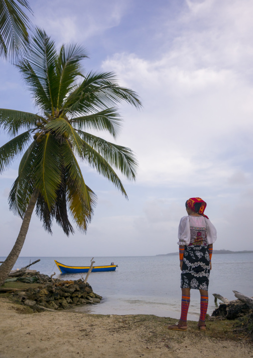 Panama, San Blas Islands, Mamitupu, Young Kuna Indian Woman Lokking At The Sea