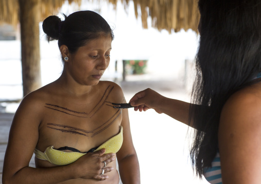 Panama, Darien Province, Puerta Lara, Wounaan Tribe Women Doing A Jagua Tattoo