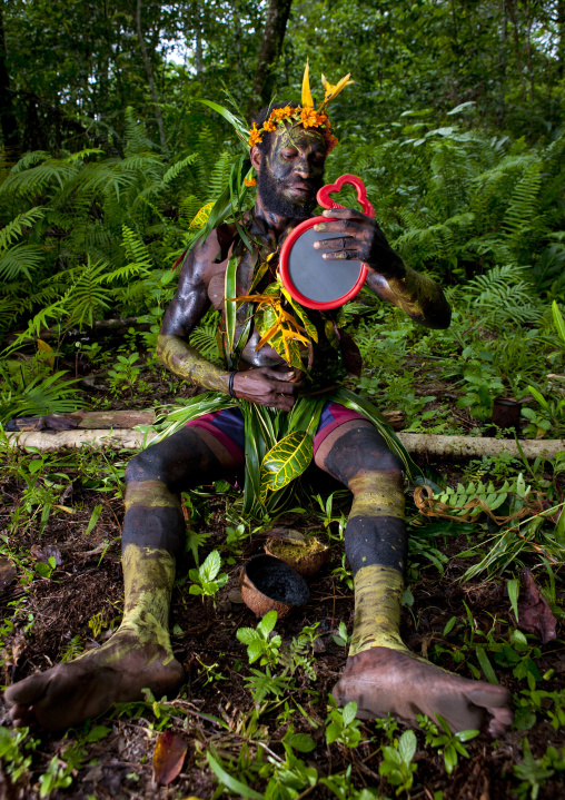 Witchdoctor with a mirror in the jungle, New Ireland Province, Kavieng, Papua New Guinea