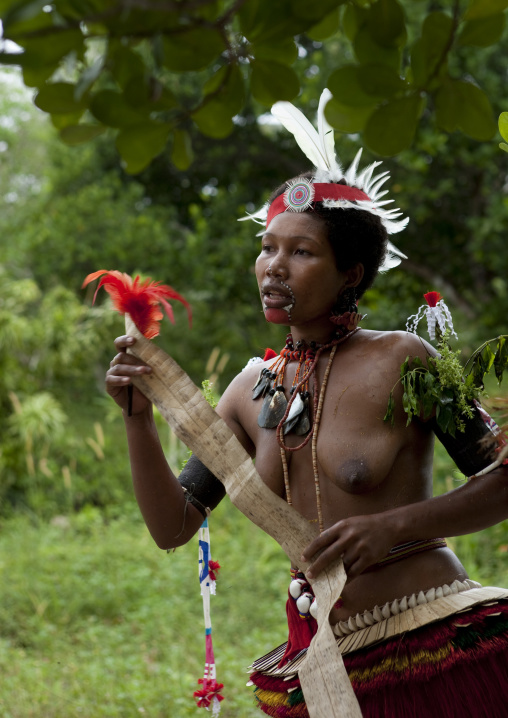 Tribal dancer in traditional clothing during a sing-sing, Milne Bay Province, Trobriand Island, Papua New Guinea