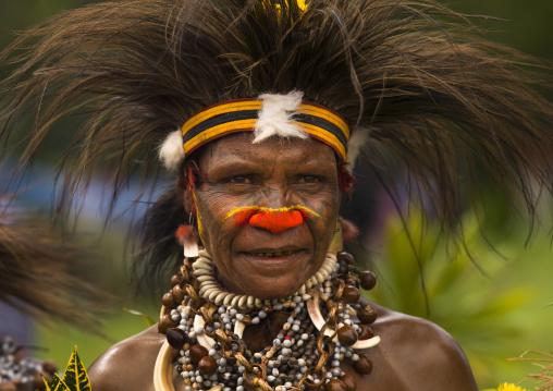 Chimbu tribe woman with headdress during a Sing-sing ceremony, Western Highlands Province, Mount Hagen, Papua New Guinea