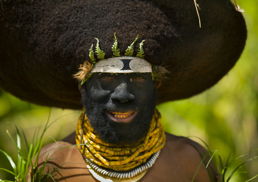 Portrait of a Enga kompian suli muli wearing a wig made with hair, Western Highlands Province, Mount Hagen, Papua New Guinea
