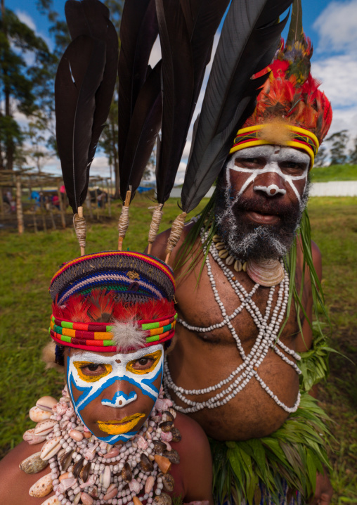 Highlander father and kid during a sing sing ceremony, Western Highlands Province, Mount Hagen, Papua New Guinea
