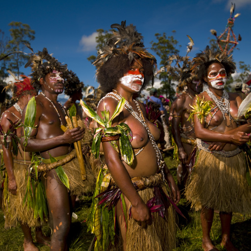 Costal tribe topless women duting a sing sing ceremony, Western Highlands Province, Mount Hagen, Papua New Guinea