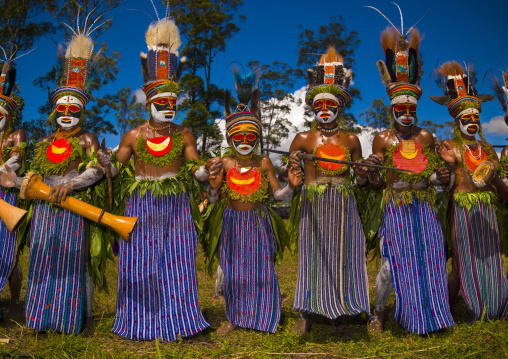 Kunga warriors dancing and beating drums during a sing-sing, Western Highlands Province, Mount Hagen, Papua New Guinea