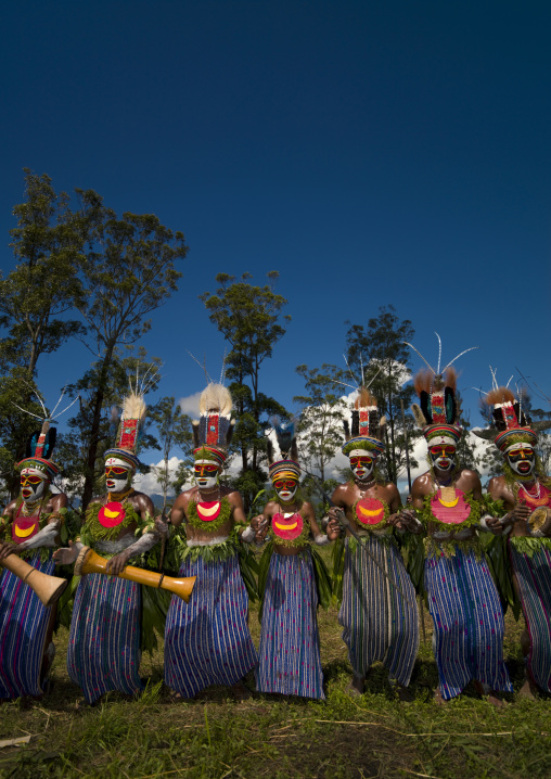 Kunga warriors dancing and beating drums during a sing-sing, Western Highlands Province, Mount Hagen, Papua New Guinea