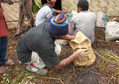 Mudman making a mask during a sing-sing, Western Highlands Province, Mount Hagen, Papua New Guinea