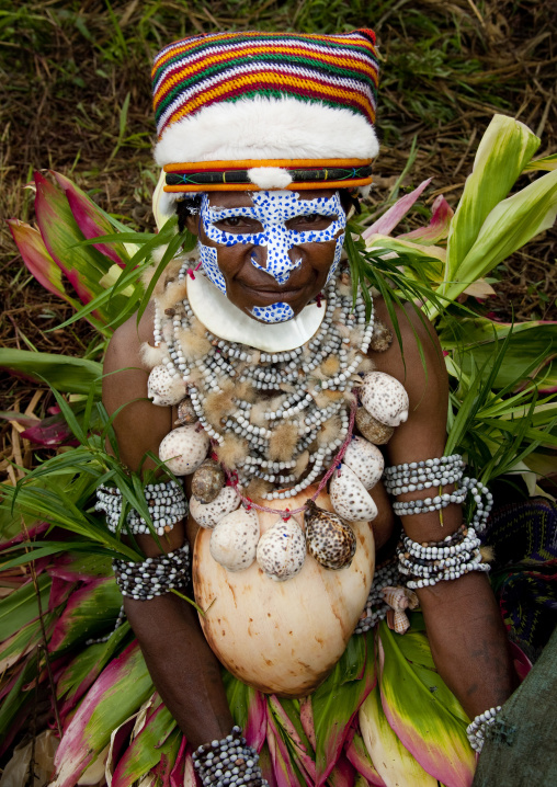 Highlander woman with traditional clothing during a sing-sing, Western Highlands Province, Mount Hagen, Papua New Guinea