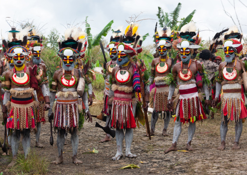 Highlander warriors in traditional clothing during a sing-sing, Western Highlands Province, Mount Hagen, Papua New Guinea