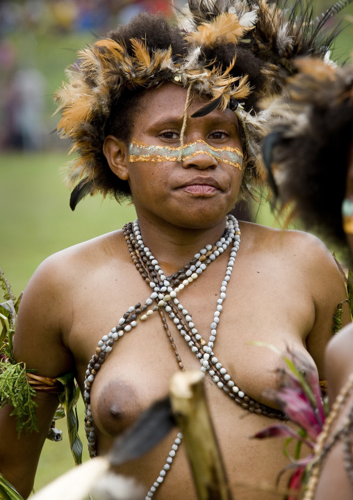 Topless highlander woman during a sing-sing, Western Highlands Province, Mount Hagen, Papua New Guinea